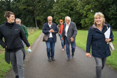 Die Teilnehmer des Spaziergangs im Gespräch